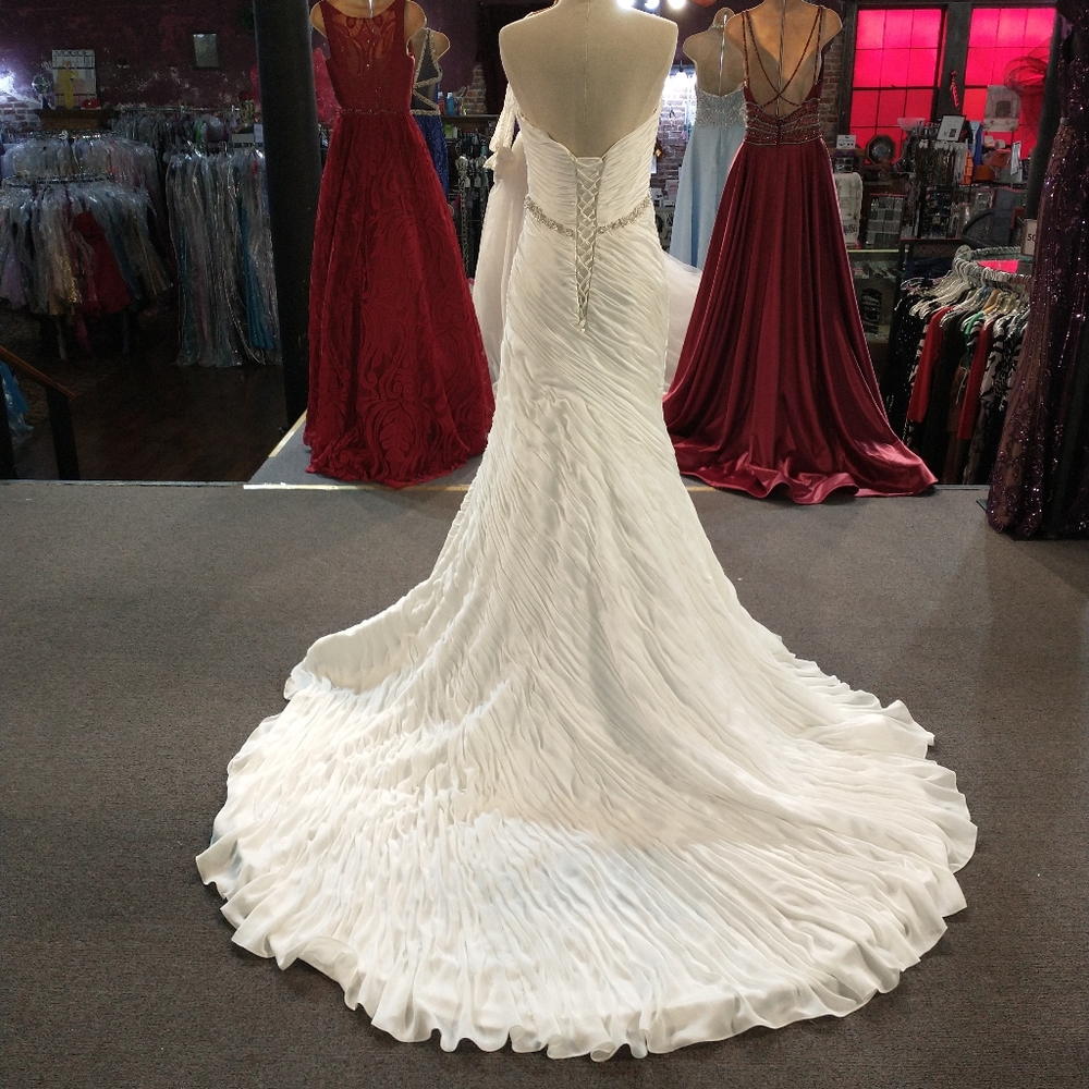 Wedding dress - Picture 2 of 4